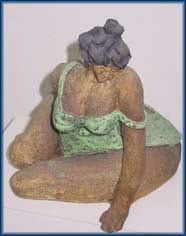 MUJER SENTADA
