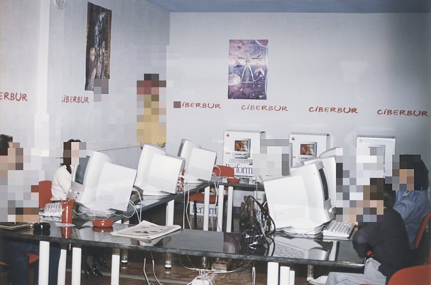 Sala de CIBERBUR con Macintosh Performa