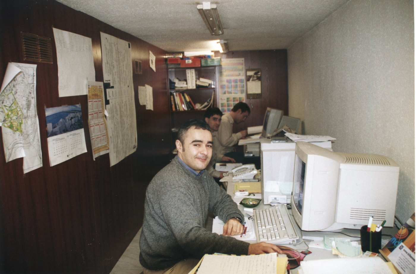 Primer local de BilbaoWeb en Iturribide 22, con Roberto Fernández en primer plano