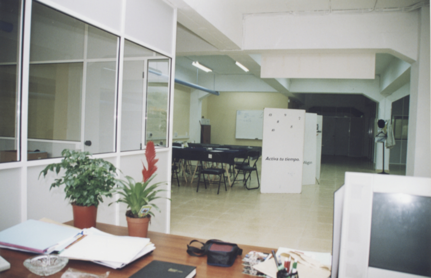 La oficina de Bolueta: una planta industrial que Zubinet compró y convirtió en oficinas. Administración junto a la entra