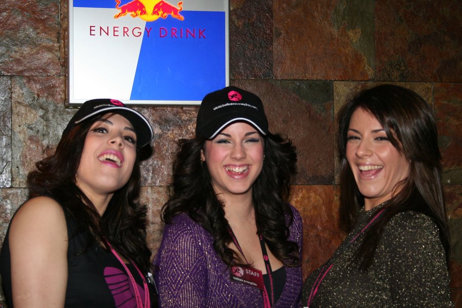 Jael Geijo con dos azafatas de la agencia, con gorras de Belleza Escondida.