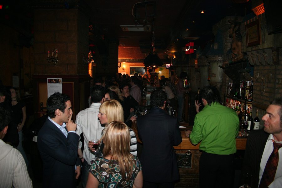 La barra del local, llena de gente.