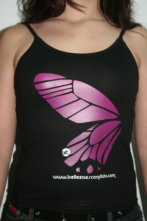 Camiseta con las alas de mariposa del logotipo.