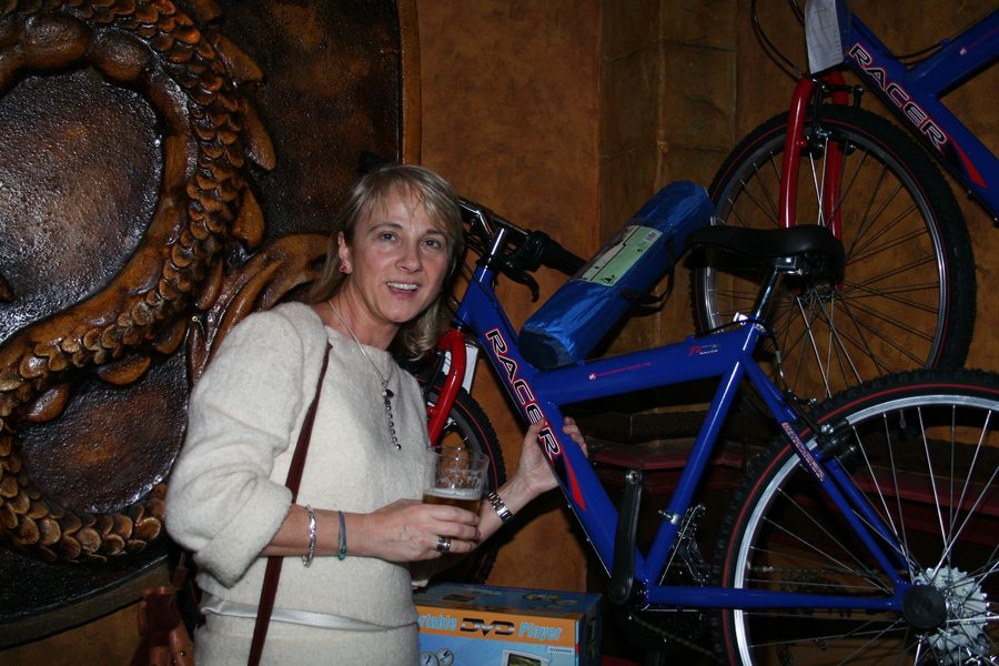 Una de las ganadoras del sorteo, junto a la bicicleta de montaña.
