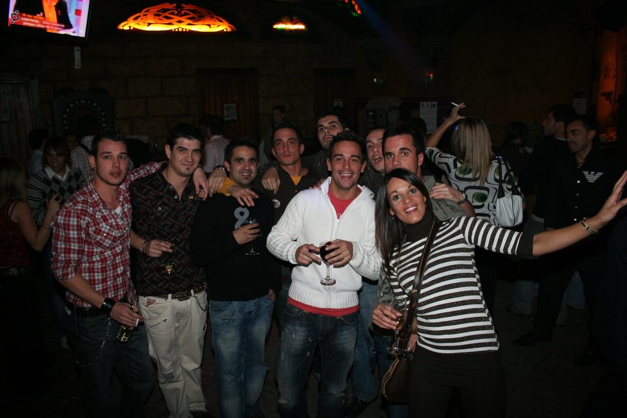 Un grupo numeroso de asistentes, ya con la fiesta lanzada.