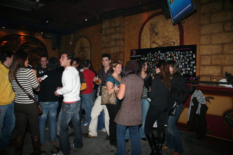 El local lleno de gente junto al panel de la agencia.