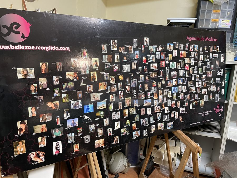 El panel de la agencia, fotografiado de cerca y reducido.