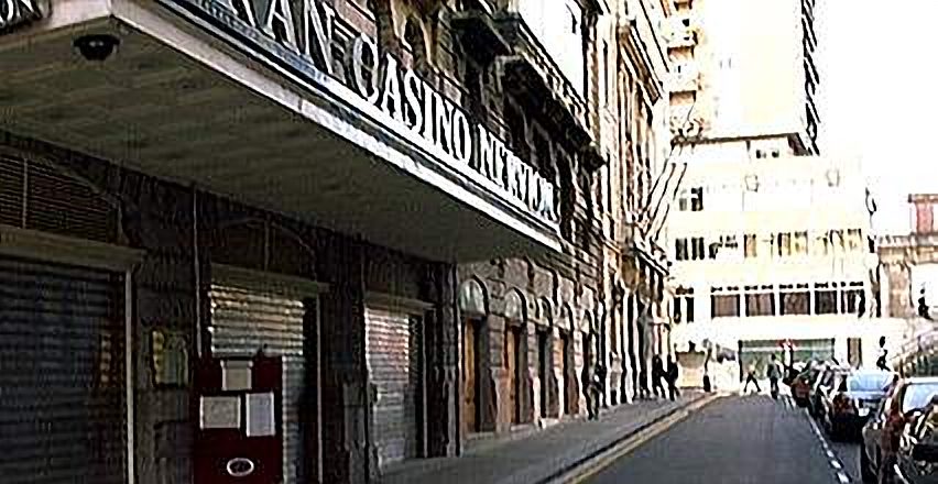 J.M. Olabarri delante del Casino