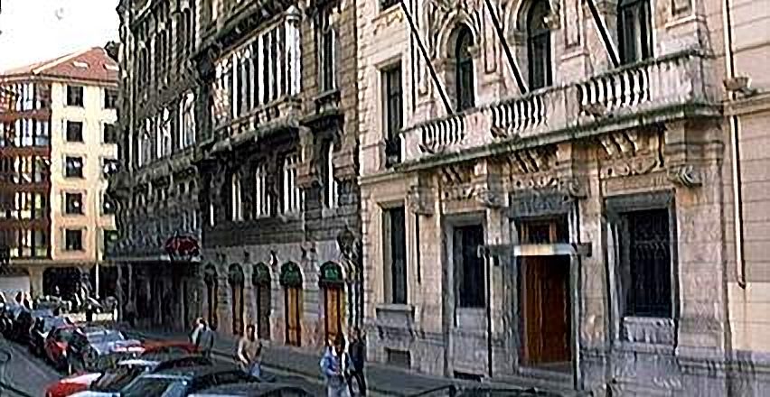 J.M. Olabarri delante de La Bolsa