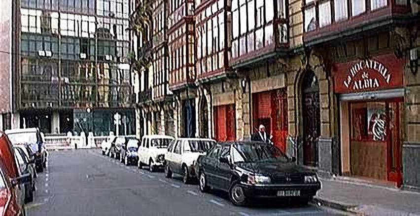 Arbola a Albia delante de bocateria