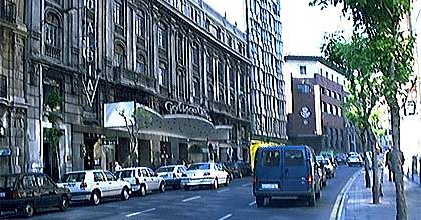 Alda.Urquijo a Bertendona delante Coliseo