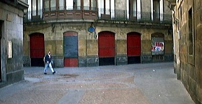 Torre en cruce con Perro y Sta. maria y Pelota